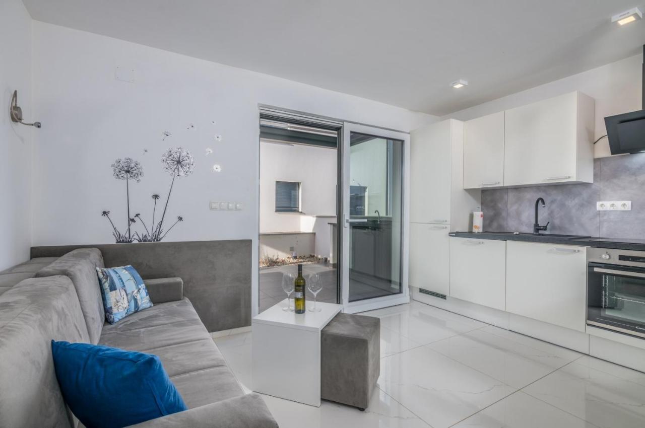 Apartments Elle Luxury Vantacici Malinska Exterior photo
